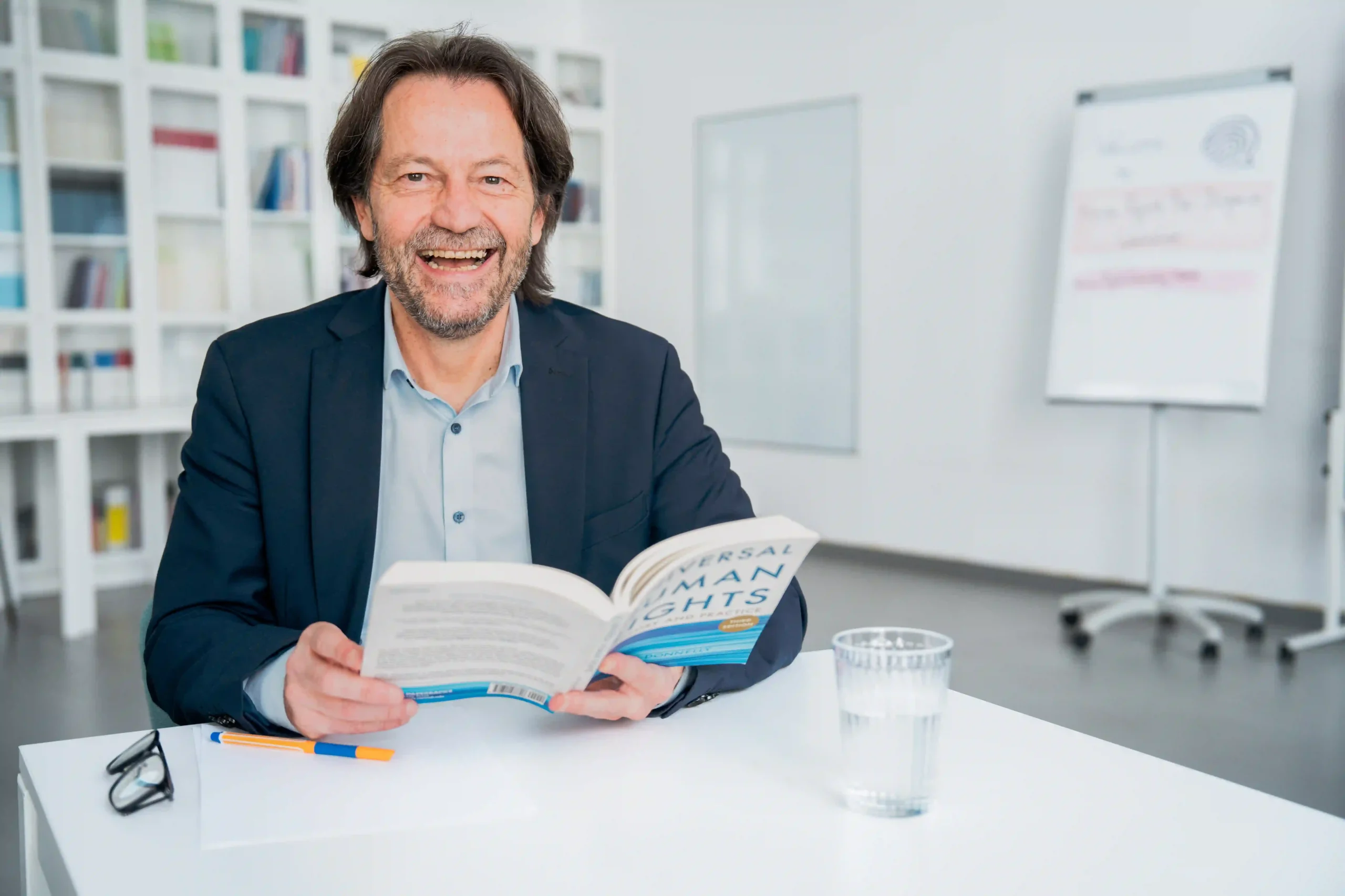 Walter-Suntinger-Portrait Porträt Walter mit Human Rights Buch in der Hand